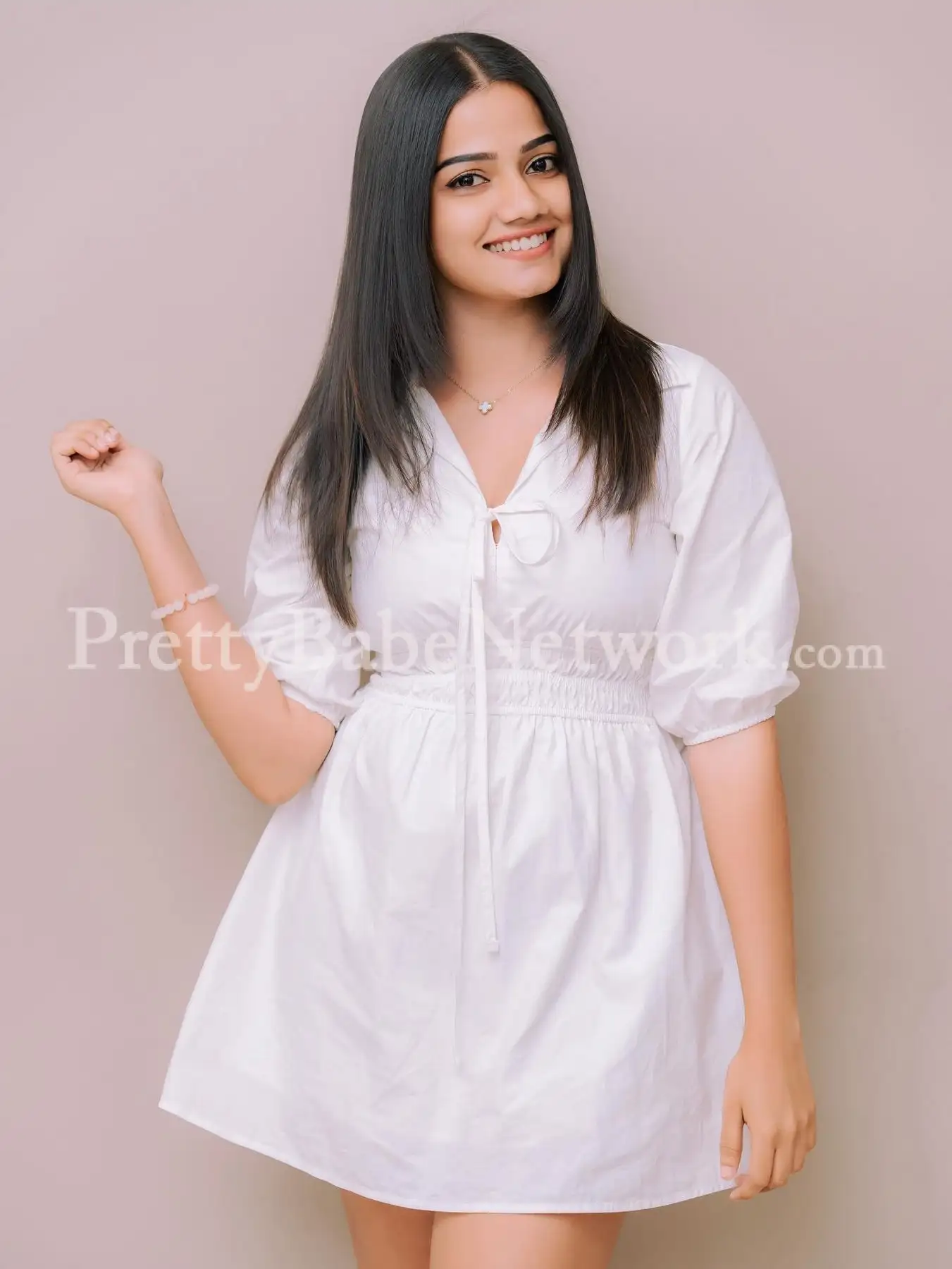 Cabin Crew Riyanshi Sharma - Air Hostess Escort in Noida Near NH-24/DND Flyway